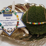 Combinación de cadena alambrada a mano con cristales y pulsera elástica en cristales con una perla original de agua dulce.