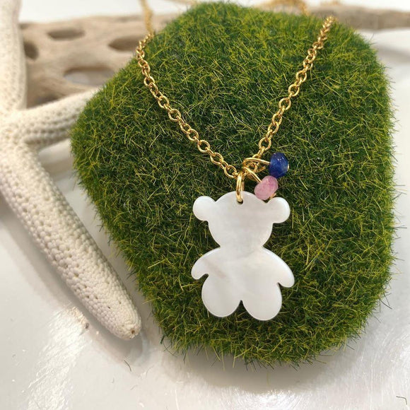 Pieza confeccionada a mano en cadena en stainless steel con Oso en nácar. Excelente material que no se despinta y tiene un bello reflejo perlado precioso. 