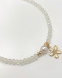 Hermosos chokers confeccionados en hilo ajustable, cristales,  charms de flor en stainless steel y sepadores en goldfilled. 