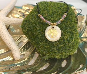 Collar confeccionado a mano con un "charms" en nácar con un árbol de la vida montada en hilo de nylon ajustable. Excelente joyería que no se despinta y tiene un bello estilo moderno y fino. 