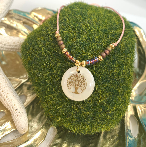 Collar confeccionado a mano con un 
