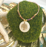 Collar confeccionado a mano con un "charms" en nácar con un árbol de la vida montada en hilo de nylon ajustable. Excelente joyería que no se despinta y tiene un bello estilo moderno y fino. 