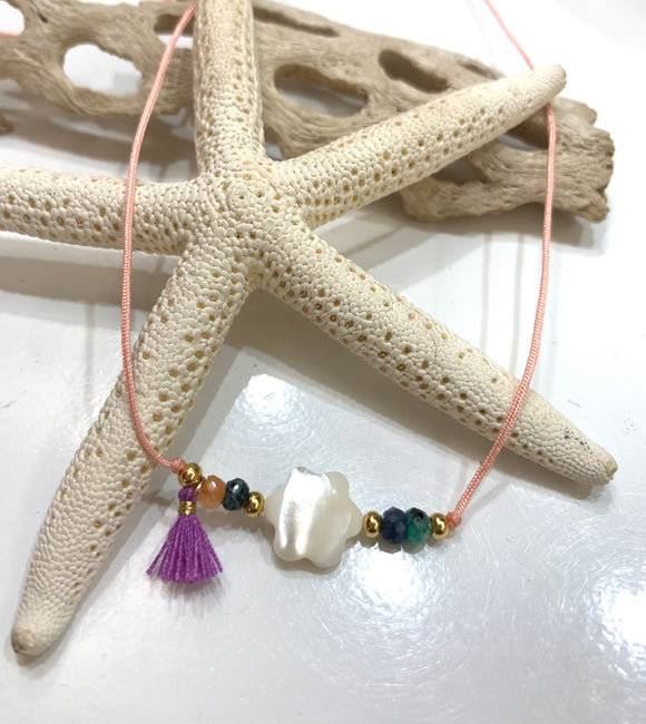 Collar confeccionado a mano con flor en nácar montada en hilo de nylon ajustable. Excelente joyería que no se despinta y tiene un bello estilo moderno y fino. 