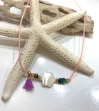 Collar confeccionado a mano con flor en nácar montada en hilo de nylon ajustable. Excelente joyería que no se despinta y tiene un bello estilo moderno y fino. 