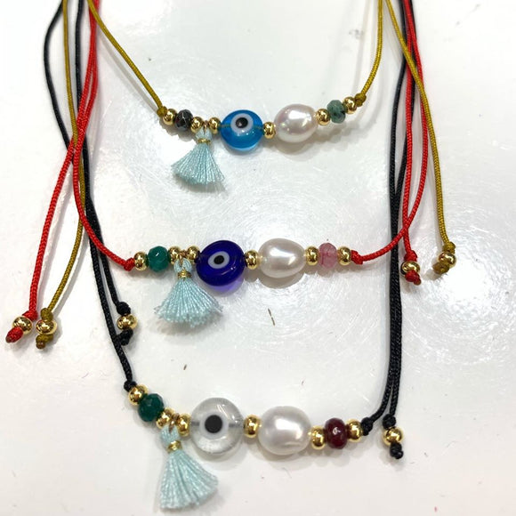 Collar confeccionado a mano con un ojo turco montada en hilo de nylon ajustable. Excelente joyería que no se despinta, tiene un bello estilo moderno y fino. 