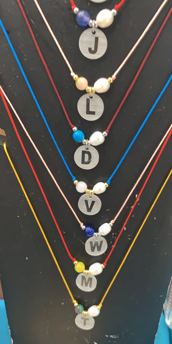 Este collar está acompañado de una perla original de agua dulce, una piedras ágatas semi-preciosas y los detalles plateados son en 