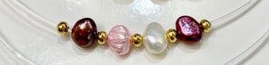 Collar confeccionado a mano en cordón transparente en donde añadimos perlas originas de agua dulce. Excelente joyería que no se despinta y tiene un bello estilo moderno y fino. 