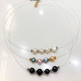 Este collar tiene los separadores en dorados"goldfilled" o plateado e incluye broches en "stainless steel.  Resistentes al agua.