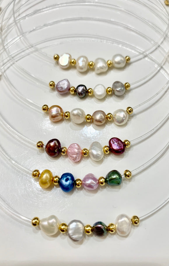 Collar confeccionado a mano en cordón transparente en donde añadimos perlas originas de agua dulce. Excelente joyería que no se despinta y tiene un bello estilo moderno y fino. 