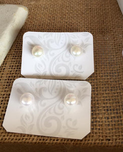Bellas pantallas confeccionadas con perlas originales de agua dulce. Estas piezas son realizadas con ganchos de pantallas en stainless steel por lo que son resistentes al agua y no causan alergia al utilizarla. 