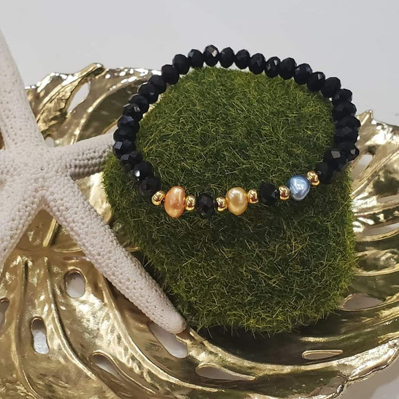 Hermosas pulseras elásticas confeccionadas en cristales y tres perlas originales de agua dulce. Los detalles de estas bellas piezas son en dorado 