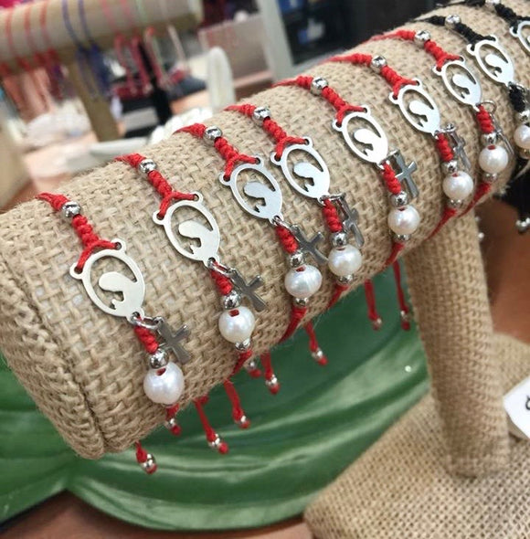 Pulsera color rojo es utilizada para la protección para la energías positivas y buenas vibras. La pulsera de color negra es utilizada para la serenidad y la tranquilidad. Cree y confía en ti. ¡Da Gracias!