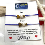 Set de 2 pulseras confeccionadas con un corazón en cuarzo hematite dorado, con una perla original de agua dulce y en hilo nylon ajustable. 