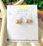 Bellas pantallas confeccionadas con perlas originales de agua dulce. Estas piezas son realizadas con ganchos de pantallas en stainless steel por lo que son resistentes al agua y no causan alergia al utilizarla. 